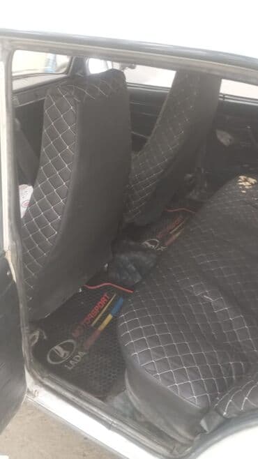 oturacaq uzlukleri: VAZ/Lada klassik sedan – ağ rəngdə, Azərbaycan nömrə nişanı 10-0X-766 — 2