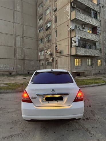 Digər nəqliyyat: Nissan Tiida sedan – ağ rəng, avtomatik ötürmə. Xarici və daxili: - — 4