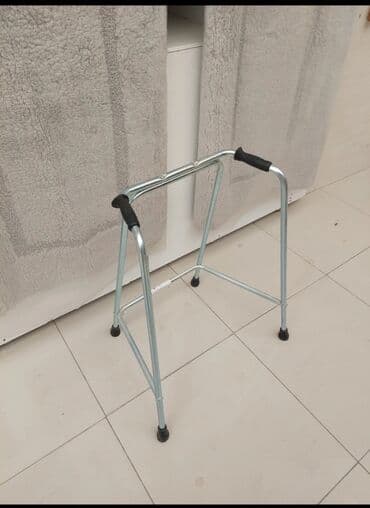 Yerimək üçün arabalar, çəliklər, əsalar, rollatorlar: Xadok yerimə problemi olan xəstələr üçün yürütücü yeriəe engelli