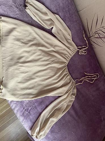 Bej rəngli qadın bluzası - Model: Açıq çiyinli (off-shoulder) dizayn