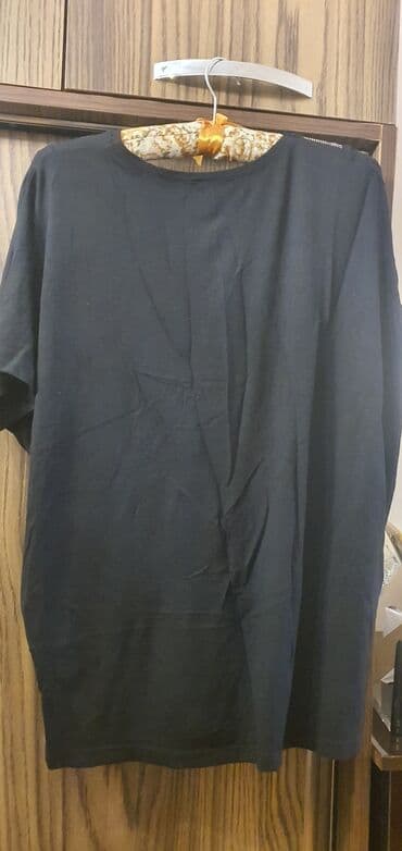 женские леопардовые лосины: Qara rəngdə, V-yaxa və yarpaq naxışlı qadın bluzası. Bluzanın ön — 4