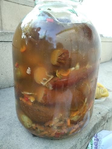 ağ badımcan: Bankada ev üsulu turşu assortisi - 3 litrlik şüşə bankada. - Tərkibdə — 4