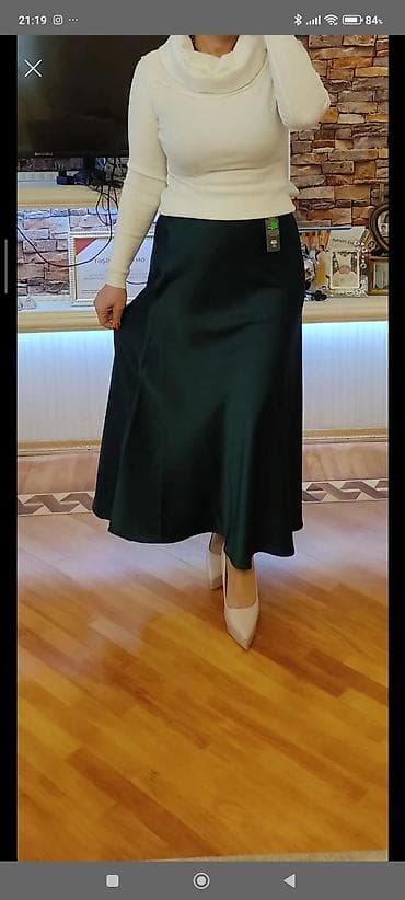 Zərif atlas effektli ətək - Rəng: tünd yaşıl - Uzunluq: maksi - Kəsim