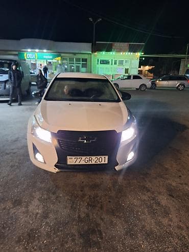 Avtomobil alışı: Chevrolet sedan – ağ rəng, şəhər və uzun yol üçün rahat və qənaətcil — 1