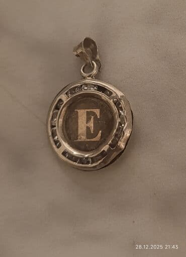 Цепочки: Gümüş rəngli boyunbağı asqısı – “E” hərfi ilə - Material: metal — 1