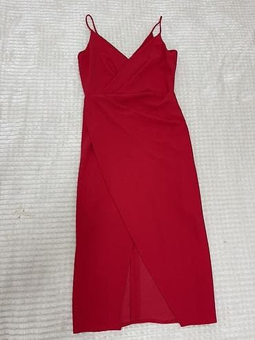 cins don: Qırmızı kokteyl donu - Model: nazik askılı, V-yaxa - Kəsim: bədənə — 1