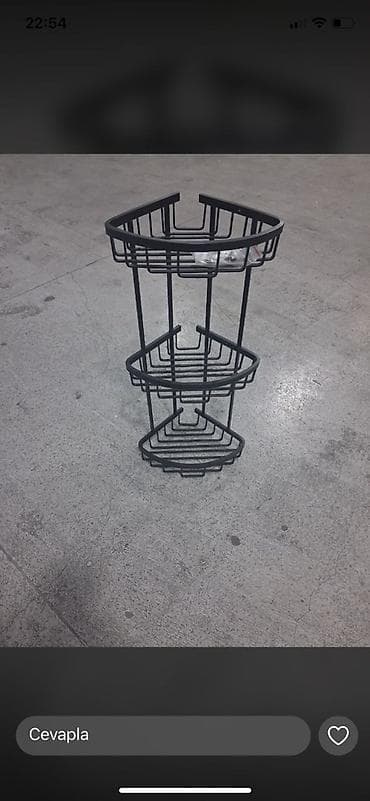 Üç mərtəbəli, qara rəngli metal künc rəfi. Bu rəf duş kabinələri və ya