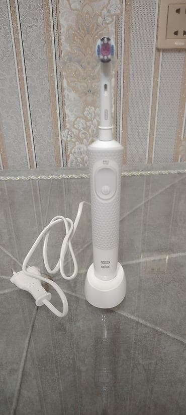 iphone 8 ucuz: Oral-B Braun markalı elektrikli diş fırçası. Dəstə ağ rəngli, nöqtəli — 1
