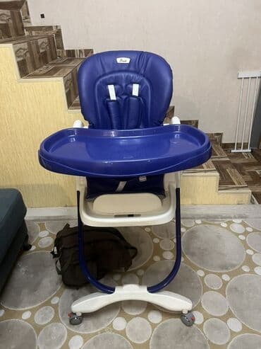 Uşaq yemək stolu və kreslosu Səliqəli işlənib. Yığllıb açılır