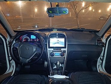 maşın satisi: Chery Tiggo (ağ rəng, SUV) Xüsusiyyətlər: - Kuzov: kompakt SUV, 5 — 8