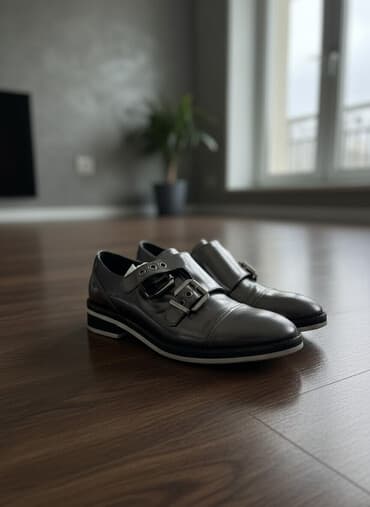 ağ qadın köynəkləri: • Məhsul: qadin üçün klassik “monk strap” üslubunda ayaqqabı • Rəng — 2