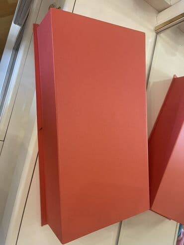 подарок любимому на 14 февраля: Qırmızı ləçəklərlə dolu ürək formalı və E hərf formalı qutu. Qutu — 2