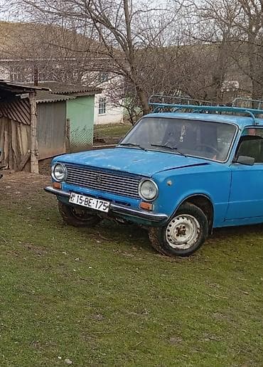masin sat: VAZ 2101, mavi rəng. Klassik sedan gövdə, 4 qapı. Mexaniki — 1