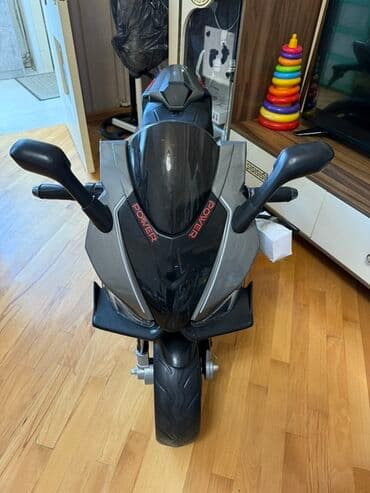 friso vom 800 qr qiymeti: Gümüşü və qara rəngli, sarı detalları olan uşaq elektrik motosikleti — 3