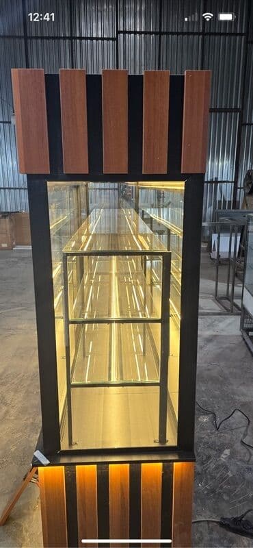 işlenmiş dolablar: Şüşə vitrin dolabı, mağazalar və ya digər ticarət məkanları üçün ideal — 1