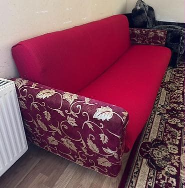 Qırmızı rəngdə, klassik üslubda 3 nəfərlik divan. Xüsusiyyətlər: -
