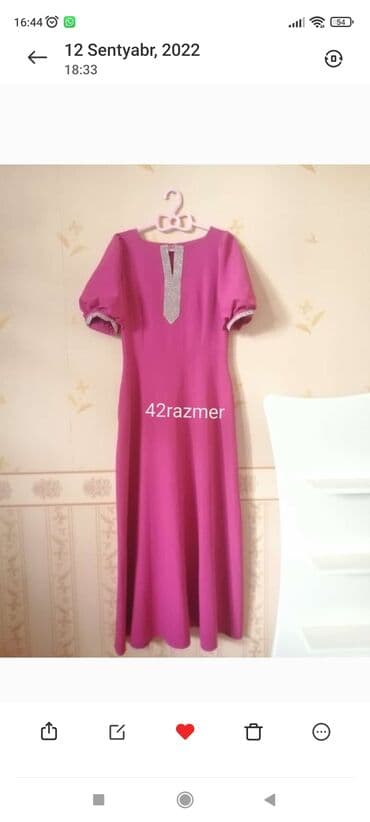 Bənövşəyi/çəhrayı tonlarda zərif qadın donu. Orta uzunluq, yüngül ətək