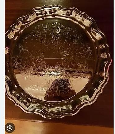 Gümüşü rəngli bəzəkli metal sinı - Material: parlaq örtüklü metal