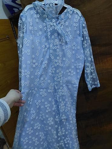 Açıq mavi rəngdə, çiçək naxışlı şifon paltar. - Model: midi uzunluq — 2