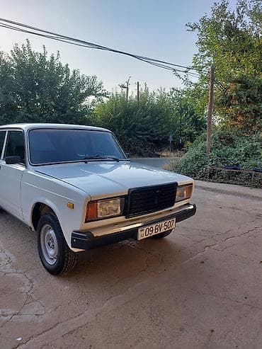 qosqu satisi: VAZ 2107 sedan – klassik ağ rəngdə, 4 qapılı, arxaötürücülü. Texniki — 3