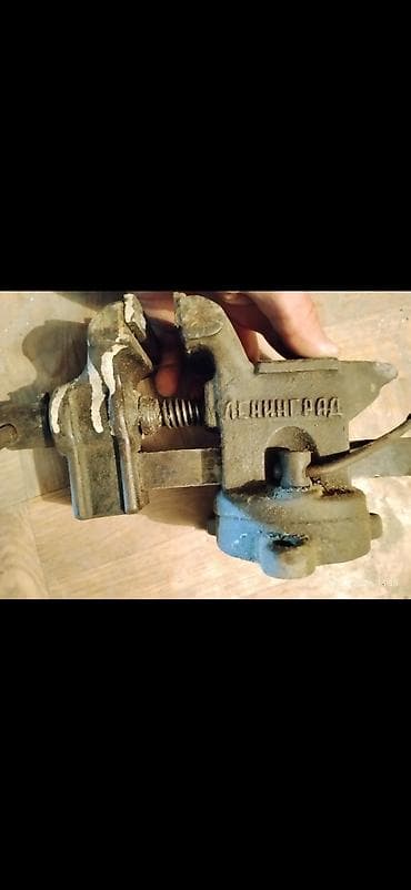 dülgər alətləri: Metal işləri üçün stolüstü mengə (üstündə “ЛЕНИНГРАД” yazısı). - — 2