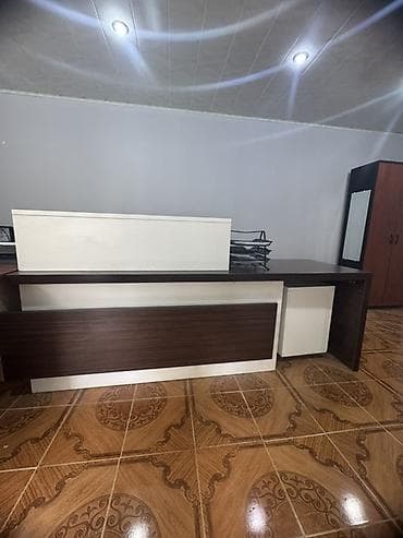 Ofis baglandigi ucun Ofis masasi ve diger esyalar