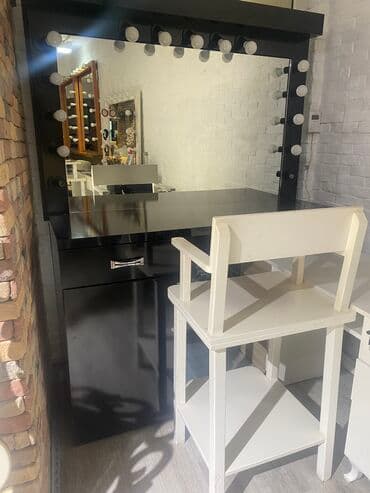 Lüğətlər: İşlənmiş, Makiyaj üçün masa, Güzgülü — 1