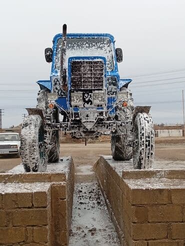 Yağlar və avtokimyəvi maddələr: Mavi rəngli təkərli traktor - Güclü dizel mühərrikli, qabaqda — 2
