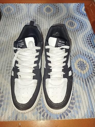Şəxsi əşyalar: Ağ sport ayaqqabiynan barter ederem.3 ay geyinilib — 2