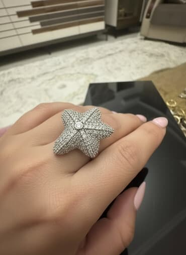 Meduza 925 gumus uzuk.Ustu sirkon qawlarla.Sekilde parlagligi