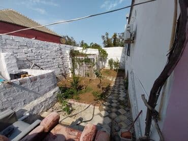 kewle qesebesinde ev: Satılır: həyətli ev - Geniş, tam daş döşəməli həyət. Hündür, taxta — 10