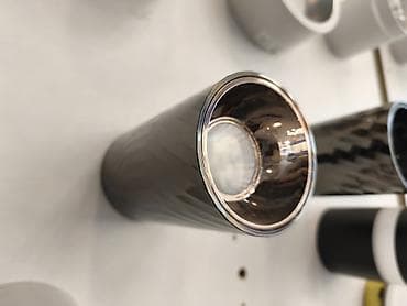 guzgu led: - Dizayn: Parlaq qara korpus, metal gövdə, ön hissədə xrom halqa — 1