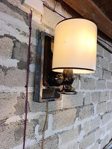 mona: Unikal divar lampası – köhnə tikiş maşını korpusu və vintaj taxta baza — 4