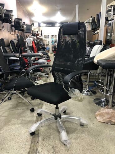 офисные кресла: Новый, С колесиками, Рукояти не регулируются, Кожа — 18