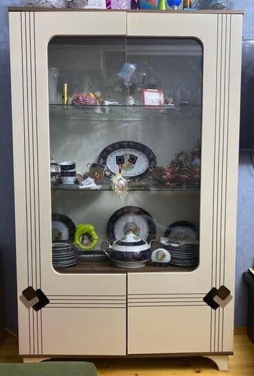 Şüşəli dolab vitrini