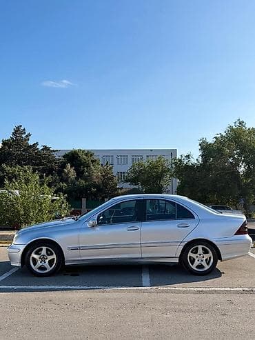 range rover stop: Mercedes-Benz C-Class sedan, gümüşü rəng. - Kuzov: 4 qapılı sedan — 5