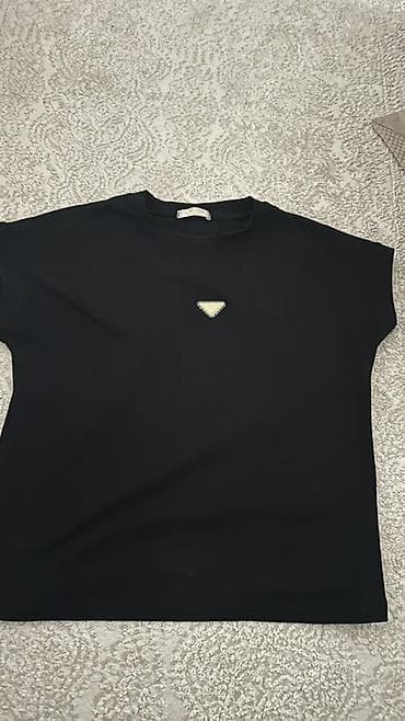 Qara rəngli qısaqol futbolka - Rəng: Dərin qara - Modelləşdirmə