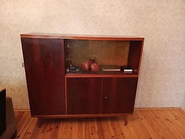 Retro vitrin–şkaf - Material: cilalanmış ağac, şüşə vitrin bölməsi -