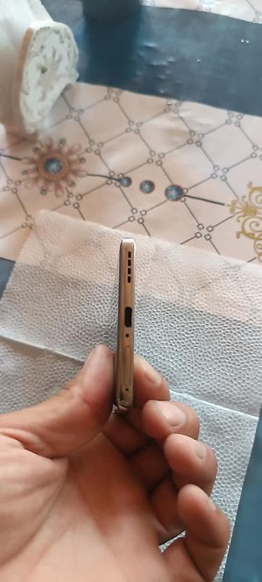 mikro naushnik: Smartfon – 3 arxa kamera modullu, ön kamerası ekranın yuxarı — 5