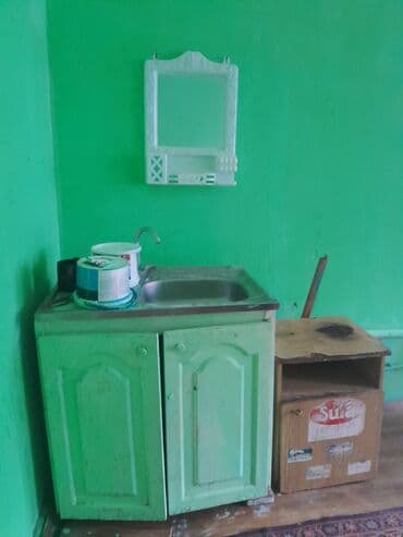 Günlük kirayə mənzillər: Kirayə otaq – sadə, geniş və işıqlı - Sahə: təxminən 18–20 m², hündür — 3