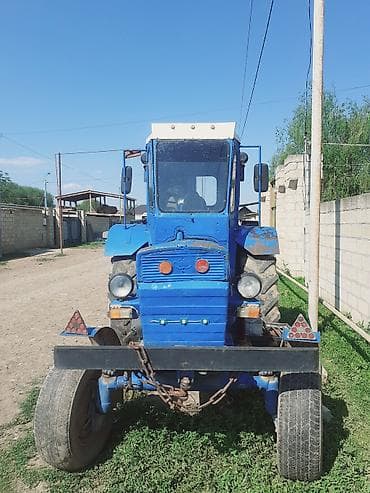 avtomobil aksessuarları: Mavi rəngli tək kabinəli kənd təsərrüfatı traktoru. - Dizel mühərrik — 3