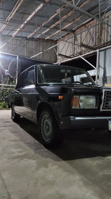 teker yazilari: Model: Lada 2107 Kuzov: sedan, qara rəng Dövlət nömrə nişanı — 11