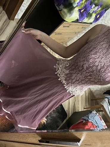 Pudra-bənövşəyi rəngdə, şifon ətəkli və krujeva detallı qısa