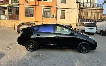 toyota sienta: Toyota Prius (2-ci nəsil) – tam hibrid liftbek. Xüsusiyyətlər: - — 8