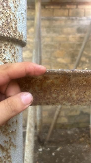 cen bak: Demir su çəni və metal dayaqlardan ibarət komplekt - Material — 4