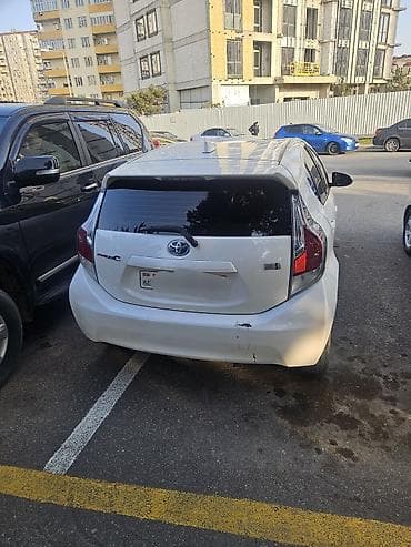 Автозапчасти: Toyota Prius C hibrid hetçbek - Gövdə: 5 qapılı hetçbek, ağ rəng - — 2