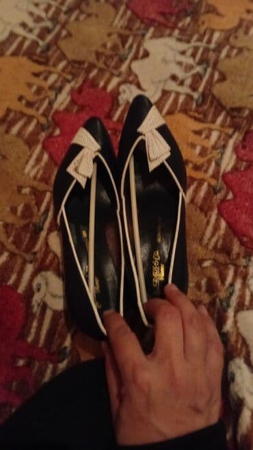altı qırmızı ayaqqabı: Təzədi heç geyinilməyib. ancaq naboykasi deyișilmelidi. choxdandan — 2