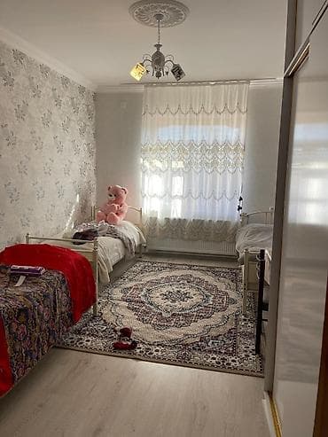 Kirayə üçün təklif olunan bu mənzil iki çarpayılı yataq otağına və
