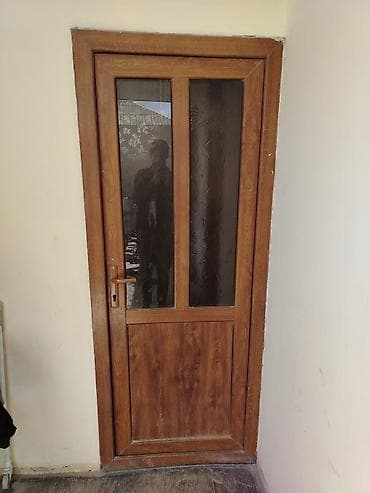 Taxta çərçivəli şüşə qapı - Material: ağac çərçivə, dekorativ ağac — 1