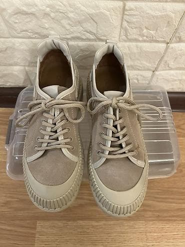 Bej rəngli unisex idman ayaqqabısı - Material: üst hissə süet və